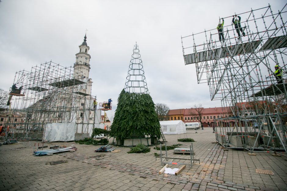 Rotušės aikštėje jau kyla Kalėdų miestelio stogai