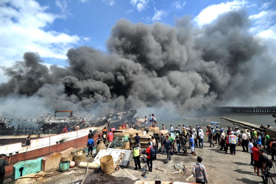 Nelaimė Indonezijoje: Balio jūrų uoste kilo didžiulis gaisras