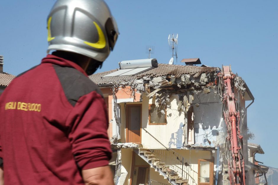 Italija aiškinasi, ar žemės drebėjimo aukų skaičių padidino aplaidumas