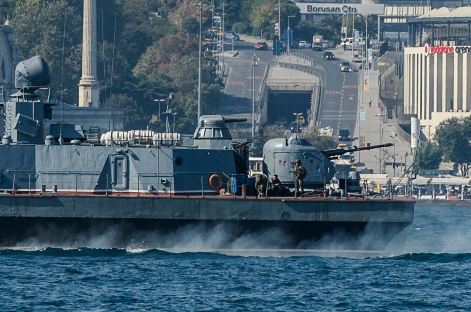 Rusų karo laivas praplaukė Bosforo sąsiauriu į Siriją