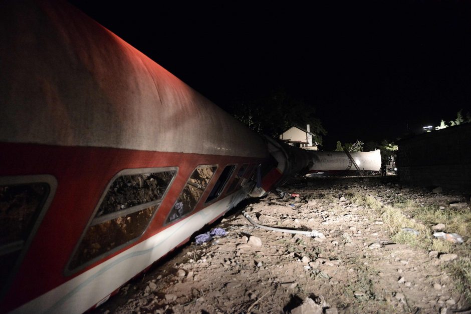 Graikijoje traukinys rėžėsi į namą, žuvo trys žmonės