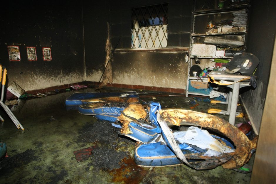 Brazilijoje vaikų darželio sargas gyvus sudegino šešis mažamečius