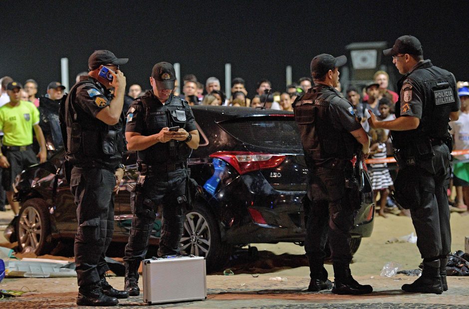 Rio de Žaneire automobiliui įsirėžus į minią žuvo kūdikis, 17 žmonių – sužeisti