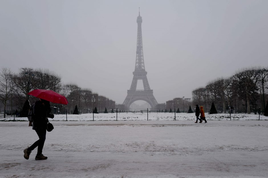 Paryžiuje dėl sniego ir lijundros vėl uždarytas Eifelio bokštas