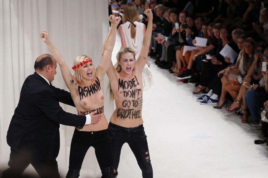 Paryžiaus madų savaitėje - „Femen“ nuogalių išpuolis