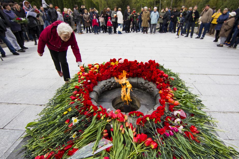 Paminėti sovietų pergalės į Antakalnio kapines susirinko šimtai žmonių