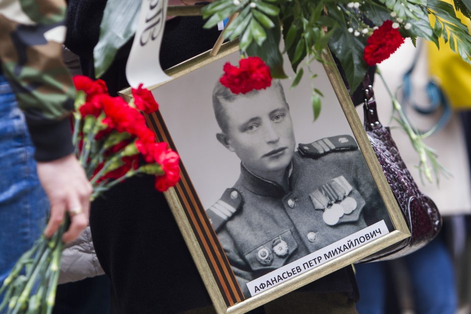 Paminėti sovietų pergalės į Antakalnio kapines susirinko šimtai žmonių