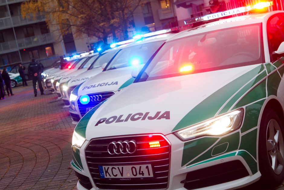 Policija įsigijo 12 naujų tamsoje geriau matomų mašinų
