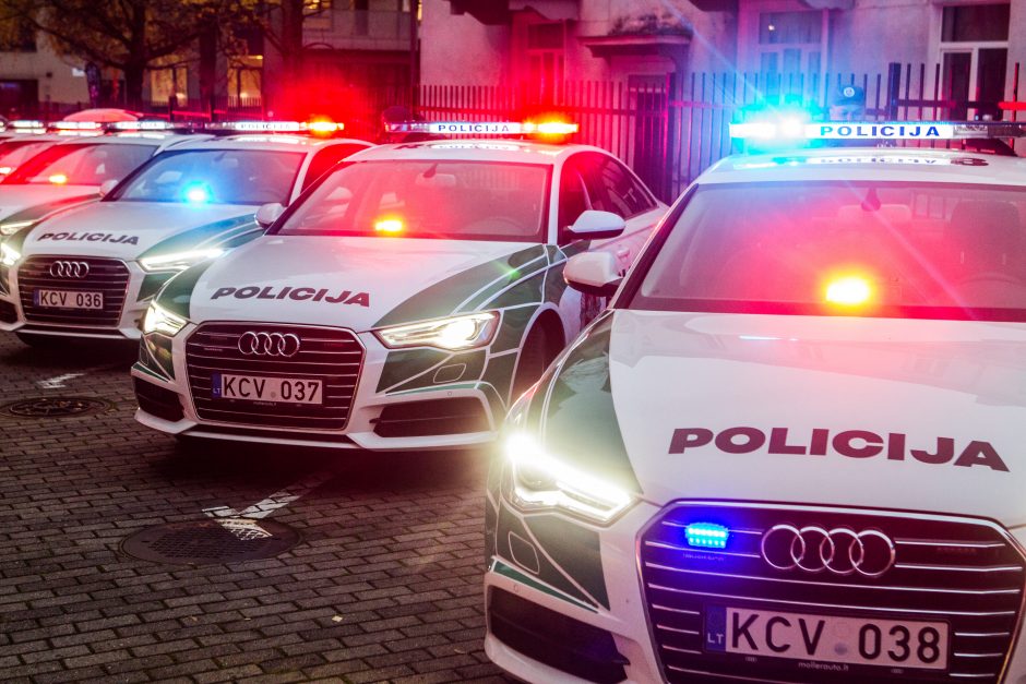 Policija įsigijo 12 naujų tamsoje geriau matomų mašinų