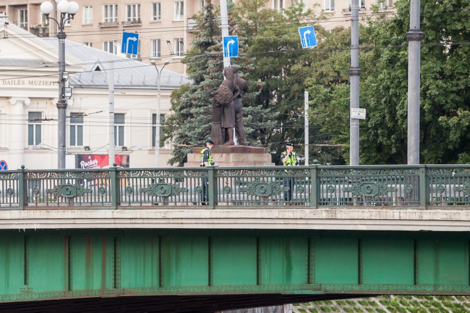 Nukeliamos Sovietinės Zaliojo Tilto Skulpturos Argumentai Uz Ir Pries Diena Lt