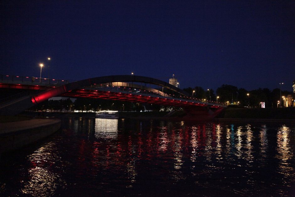 Vilnius sveikina Sakartvelą: tiltai ir Trys kryžiai nušvito raudonai