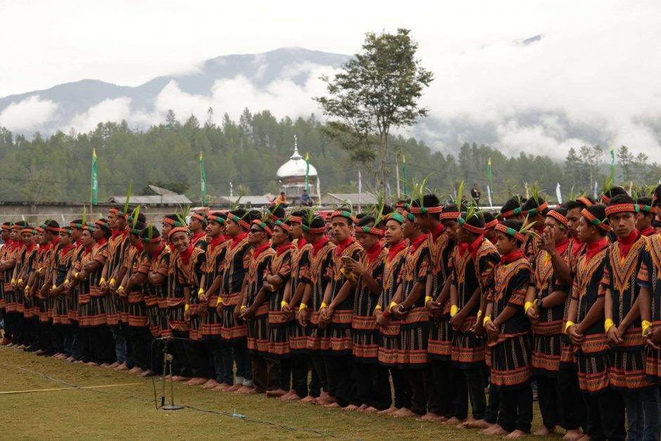 Indonezijoje šoko ir dainavo per 10 tūkst. vyrų