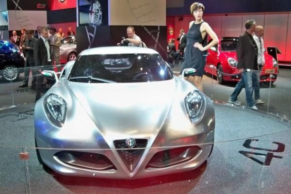 Frankfurtas: metalo spalvos žvilgantis „Alfa Romeo 4C“ 