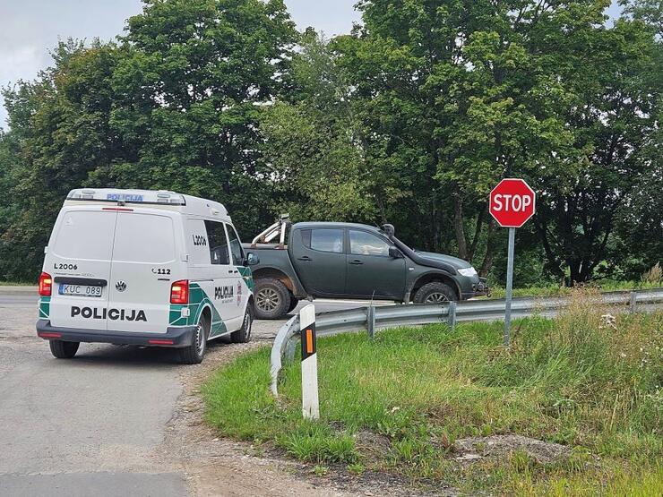 Nepatogumai: vairuotojas užfiksavo policininkų automobilį, trukdantį saugiai važiuoti kitiems eismo dalyviams.