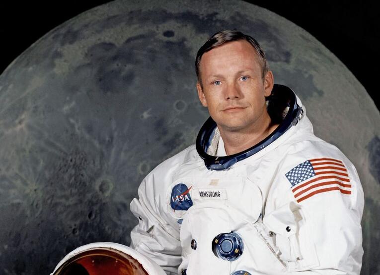 1930 — gimė JAV astronautas Neil Armstrong, pirmasis pasaulyje 1969 metais išlipęs Mėnulyje.