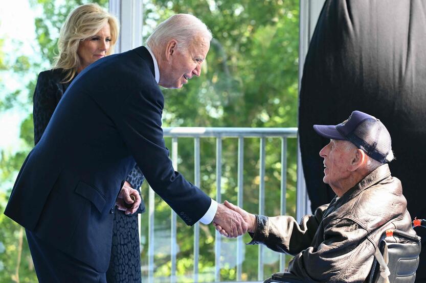 J. Bidenas sveikina veteraną.
