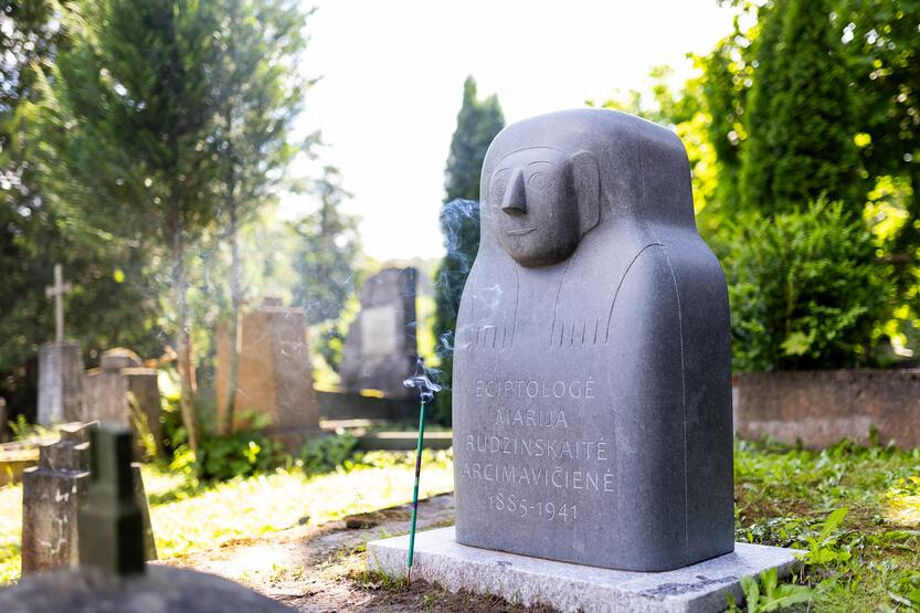Pristatytas skulptorės K. Jaroševaitės sukurtas sarkofago dangčio formos kenotafas.