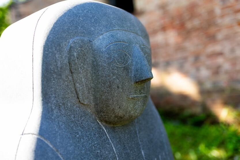 Pristatytas skulptorės K. Jaroševaitės sukurtas sarkofago dangčio formos kenotafas.
