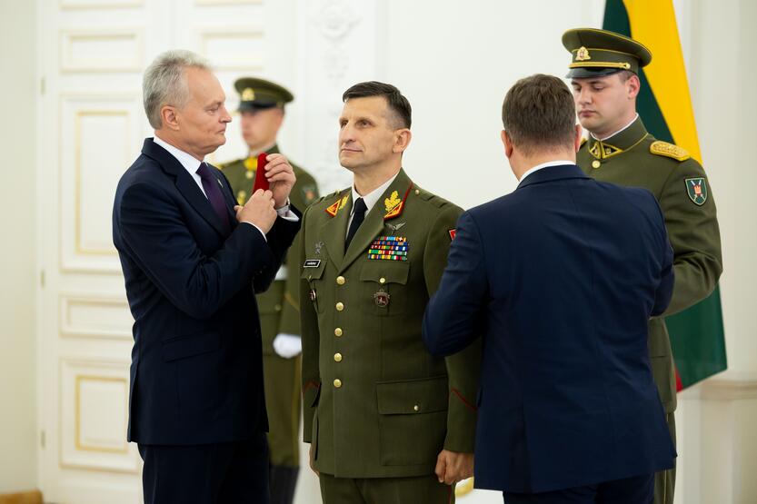 Prezidentas suteikė generolo laipsnį brigados generolui R. Vaikšnorui.