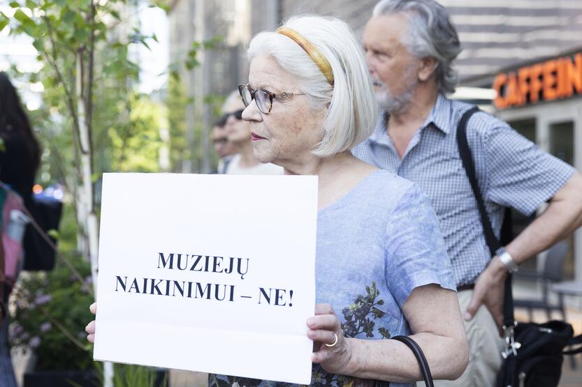 Protestas prieš lietuvių rašytojų memorialinių erdvių naikinimą.
