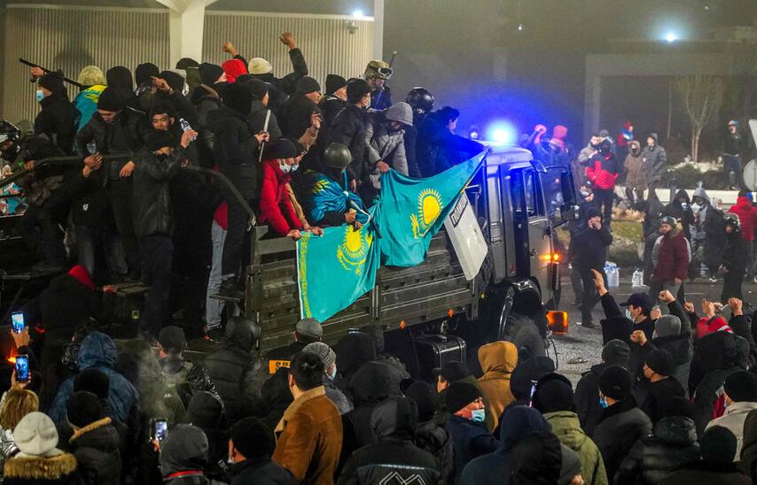 Policijos pajėgos Kazachstane tramdo protestuojančius gyventojus