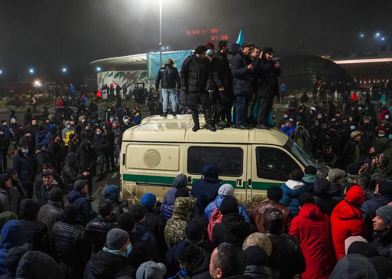 Policijos pajėgos Kazachstane tramdo protestuojančius gyventojus