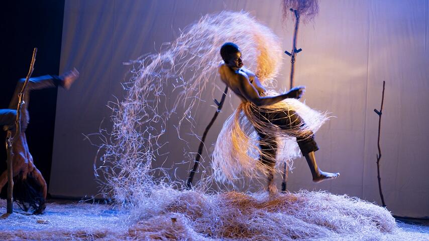 Spalvos: Senegalo menininkų spektaklis atskleidžia savitą šios Vakarų Afrikos šalies cirko meno tradiciją. 