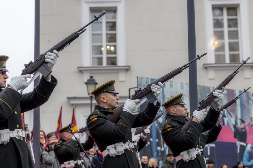 Vilniuje – iškilminga vėliavų pakėlimo ceremonija