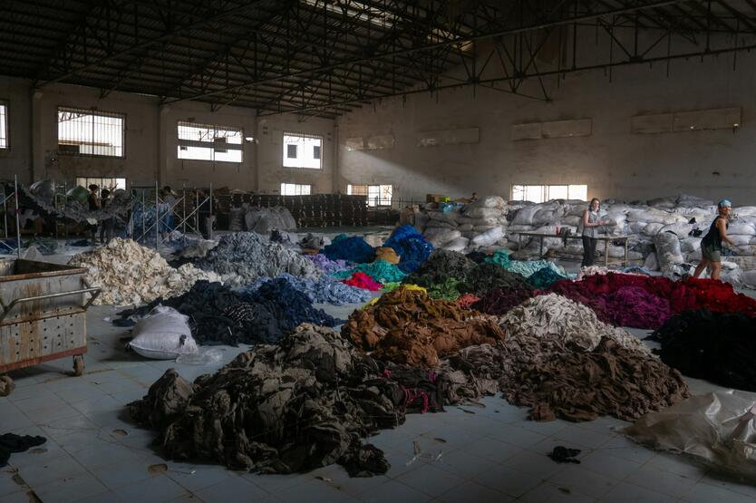 Vandens tarša, kenksmingi dažymo procesai, kasmet susidarantis didžiulis tekstilės atliekų kiekis – visa tai neigiamai veikia aplinką, kurioje gyvename.