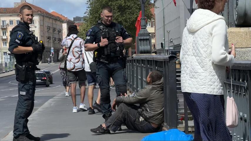 Istorija: prie vyriškio sustoję pareigūnai uždavė jam kelis klausimus, po to iškvietė medikus, dar vėliau vyras atsidūrė policijos komisariate.