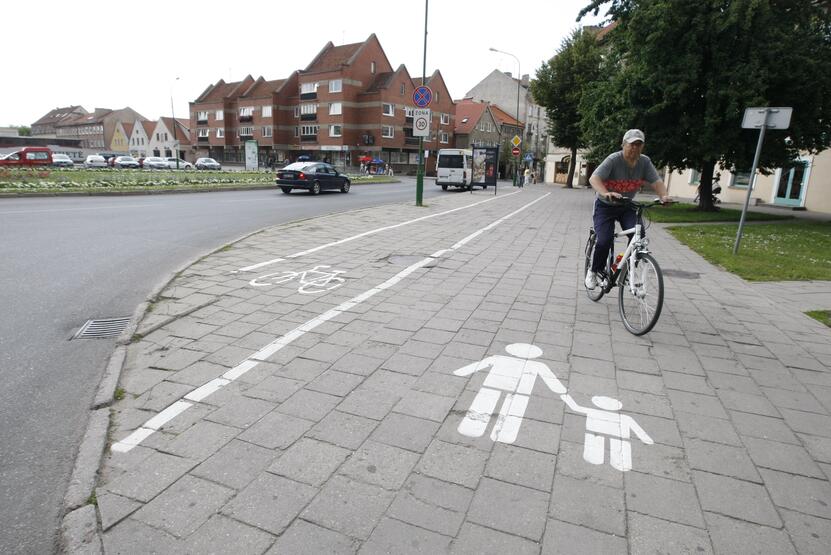 Painiava: nors dviratininkams šaligatviais nedraudžiama važiuoti, siūloma atnaujinti dviračių ir pėsčiųjų takus skiriančias juostas visame mieste.