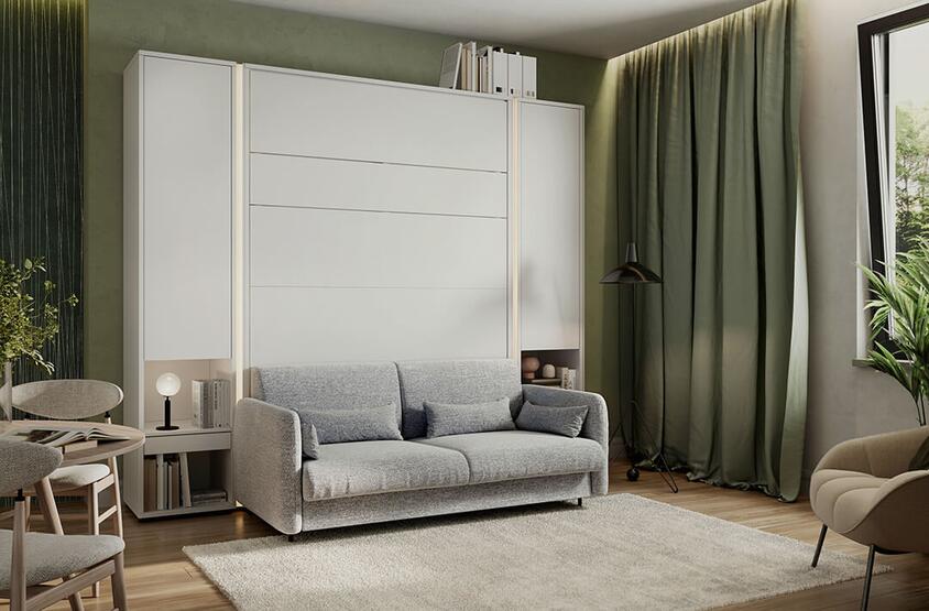 Patogu: didesniam erdvės funkcionalumui parankios sieninės lovos su lentynomis ir sofa. 