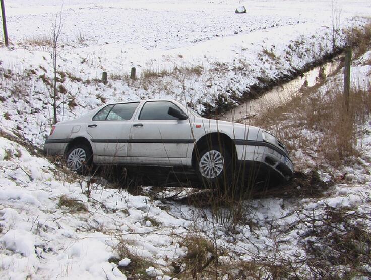 Avarijos: netikėtai iškritęs sniegas dažniausiai išprovokuoja eismo nelaimių.