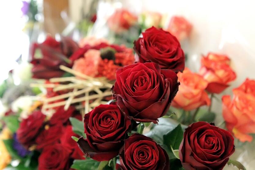 Atributas: Meilės dieną pačios geidžiamiausios gėlės – raudonos rožės.