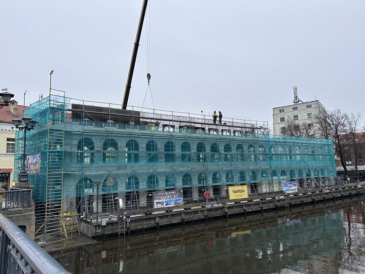 Statybos: žiemos sezonui dar nepasibaigus, vėl atnaujinami istorinio pastato „Salamander“ atkūrimo darbai.