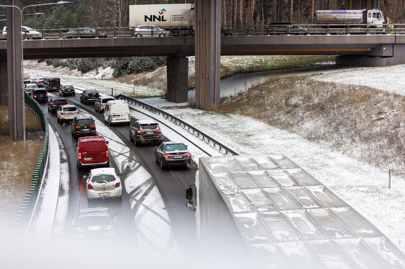 Sniegas sunkina eismo sąlygas Vilniuje