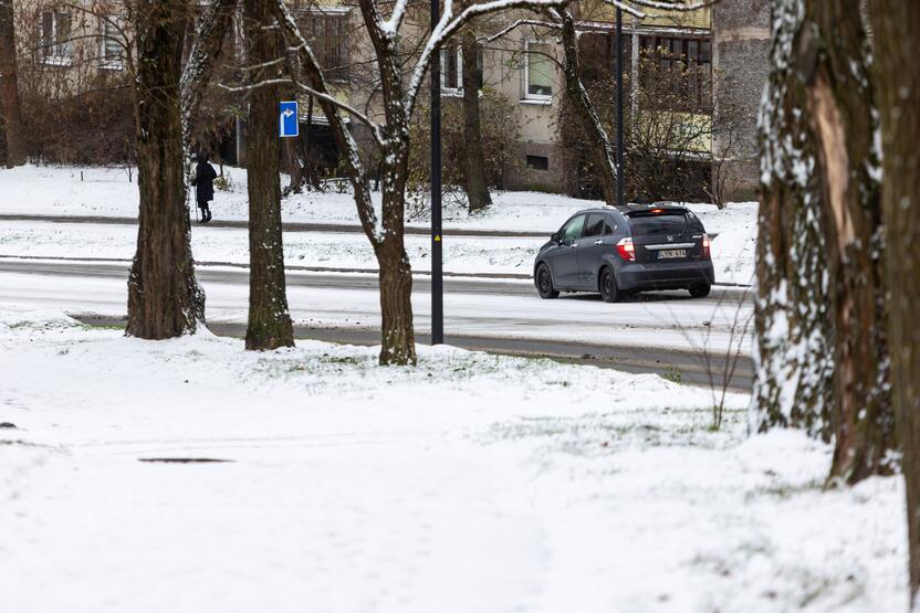 Sniegas sunkina eismo sąlygas Vilniuje