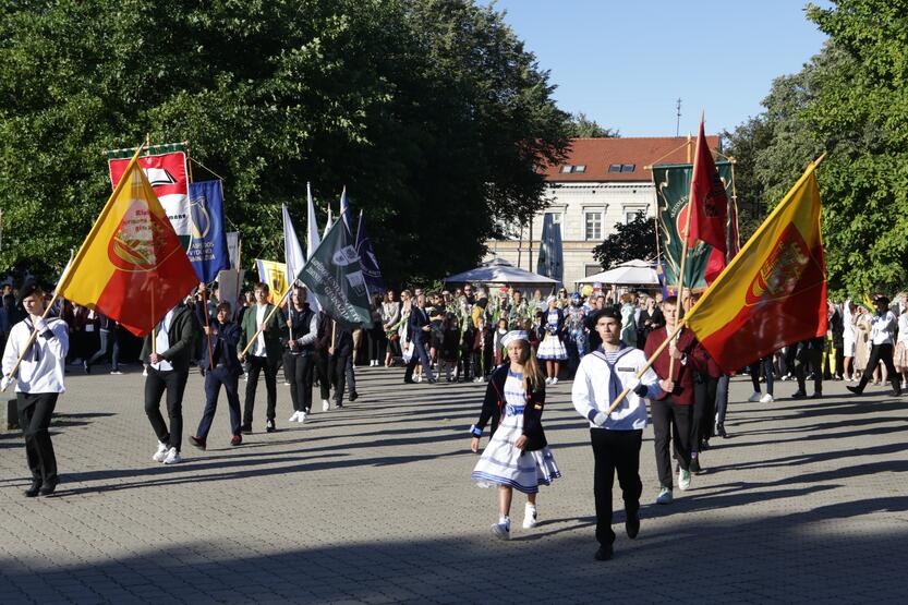 Įvyko: šventėje vyko nedidelis mokyklų vėliavų paradas.