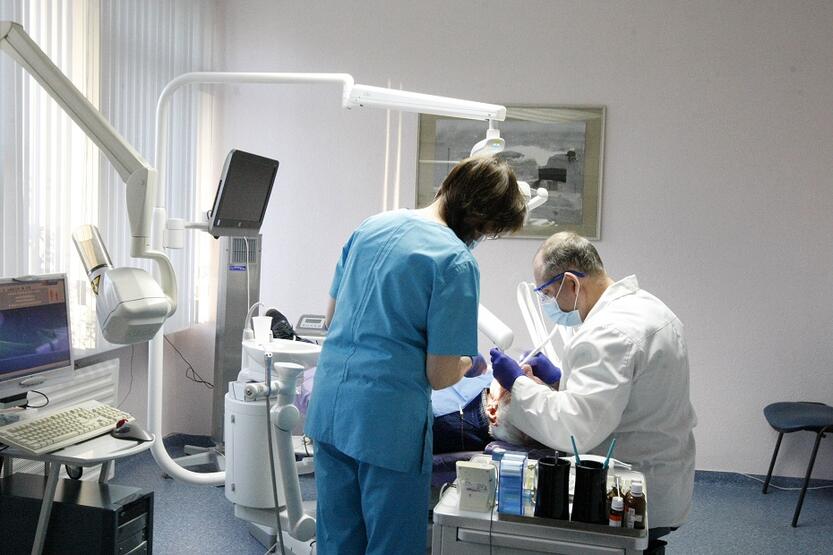 Dalys: LR odontologų rūmų duomenimis, vos apie 20 proc. Lietuvos gyventojų gydosi dantis viešosiose įstaigose (poliklinikose, ambulatorijose), kita dalis naudojasi privataus sektoriaus paslaugomis ir moka visą kainą.