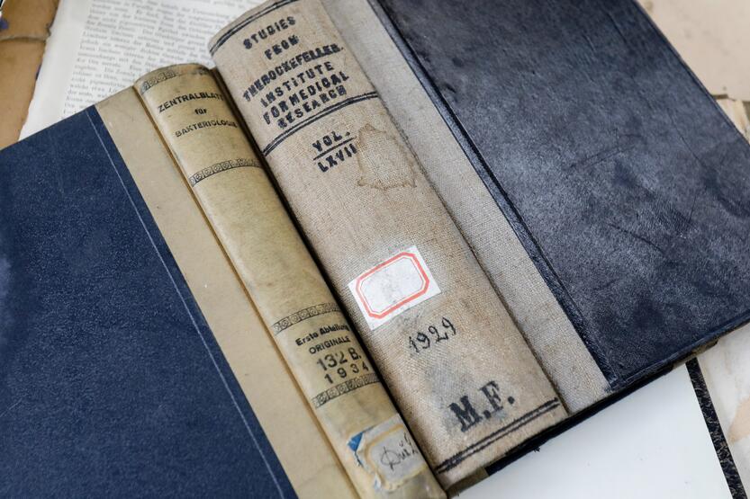 Senovinės LSMU bibliotekos knygos – šiukšlyne