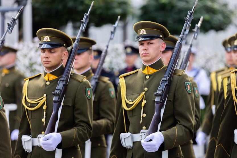 Lietuvos ginkluotųjų pajėgų vėliavų, būrių ir vadų rikiuotė