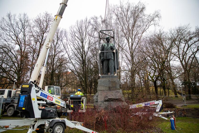 Vilniuje nukeltas P. Cvirkos paminklas