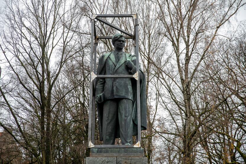 Vilniuje nukeltas P. Cvirkos paminklas