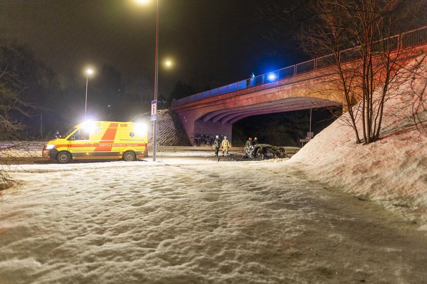 Vilniuje užsiliepsnojo į tiltą atsitrenkęs automobilis