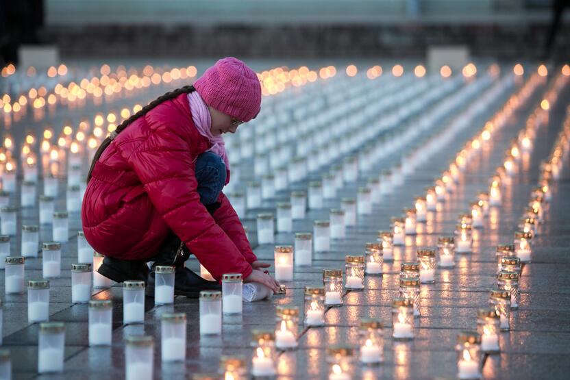 Vilniaus Katedros aikštėje uždegta daugiau nei 16 tūkst. žvakelių