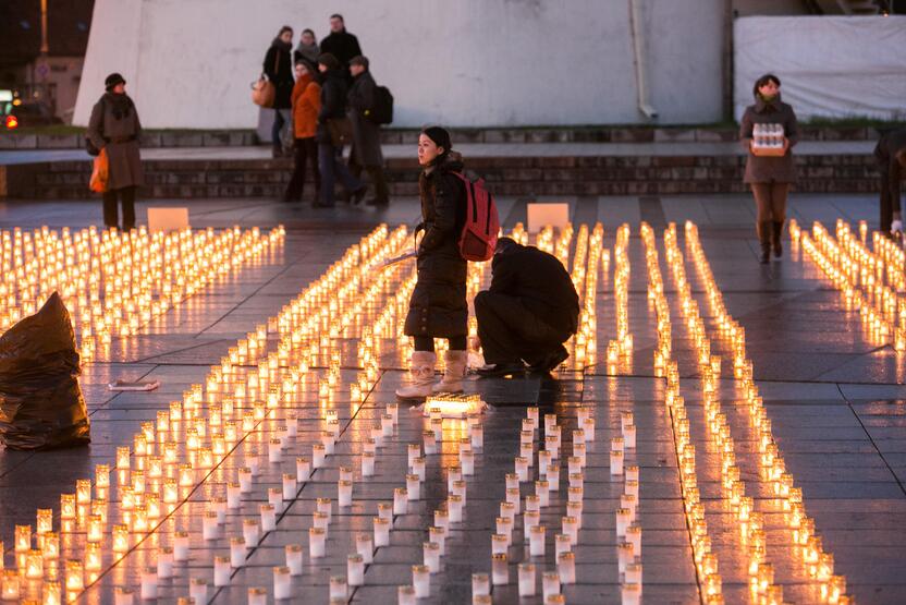 Vilniaus Katedros aikštėje uždegta daugiau nei 16 tūkst. žvakelių