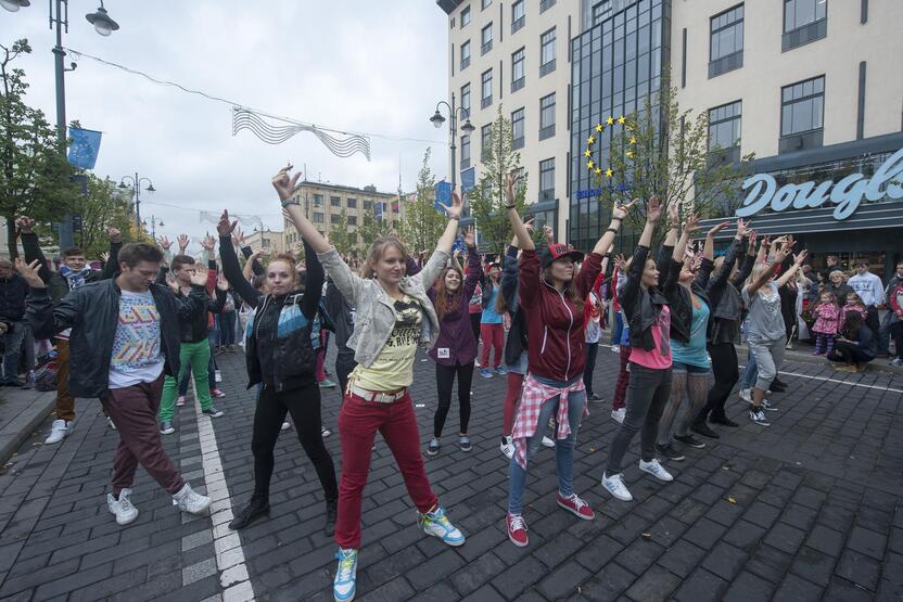Tarptautinės taikos dienos proga - improvizuotas masinis šokis