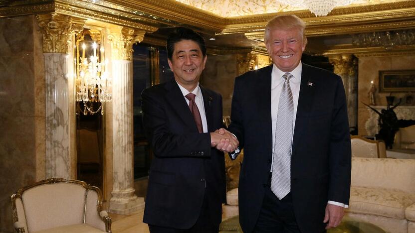 Shinzo Abe (kairėje) ir Donaldas Trumpas (dešinėje) 