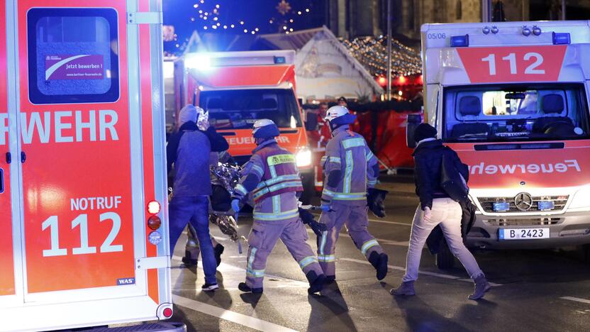 Berlyne sunkvežimis įvažiavo į žmonių minią