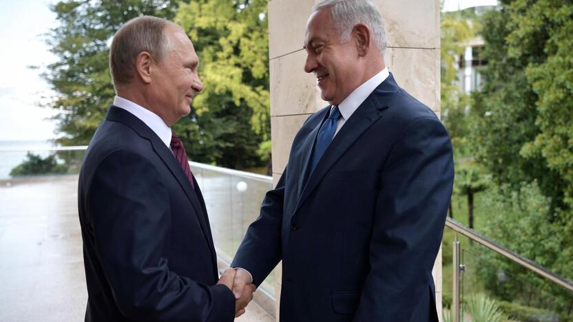 Benjaminas Netanyahu (dešinėje) ir Vladimiras Putinas (kairėje)